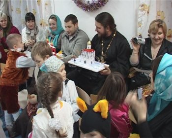 Воспитанники воскресной школы стали участниками театрализованного представления в честь Рождества Христова.