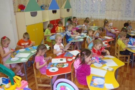 В каждой возрастной группе МДОУ детский сад «Сказка» идет активная подготовка к Новогодним праздникам