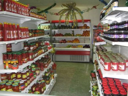 В преддверье Нового года прилавки магазинов заполнены свежими фруктами и овощами.