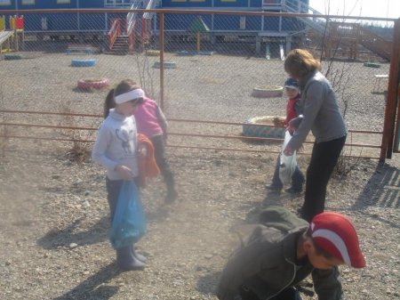 За экологическую чистоту  села боролись ученики и учителя Анюйского Центра образования  на ежегодном весеннем субботнике